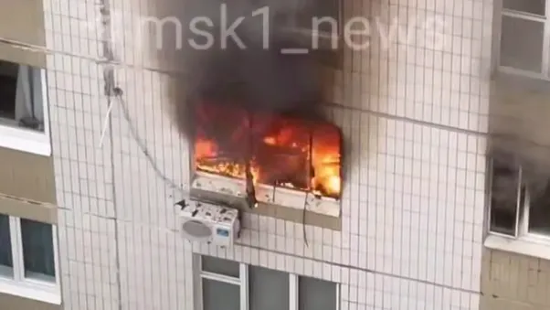 Пламя вырывается из окна: сильный пожар полыхает в квартире в Свиблове