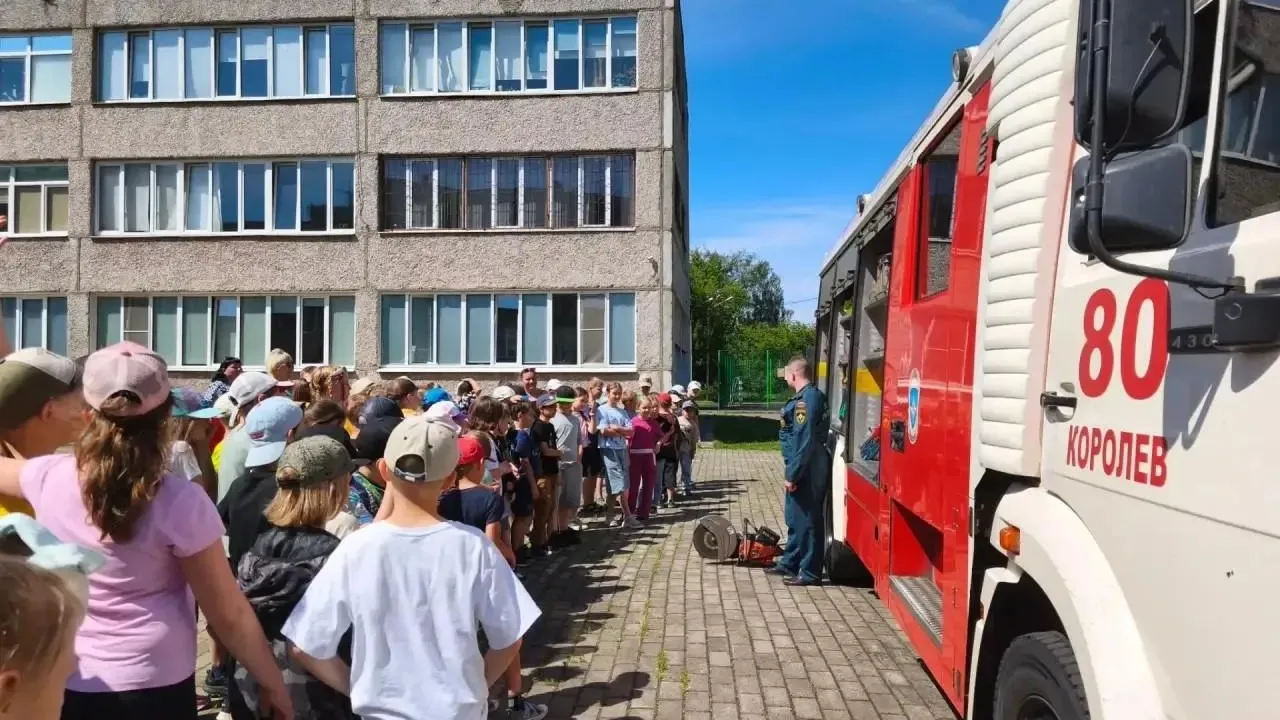 Сотрудники МЧС провели урок безопасности в лагере Королева