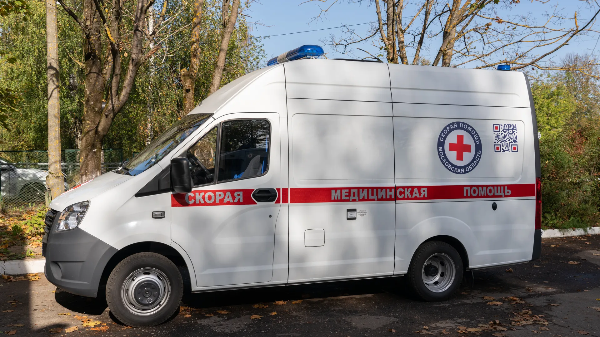 Пьяный самокатчик разбил голову о стационарный пост ГАИ в Екатеринбурге и умер