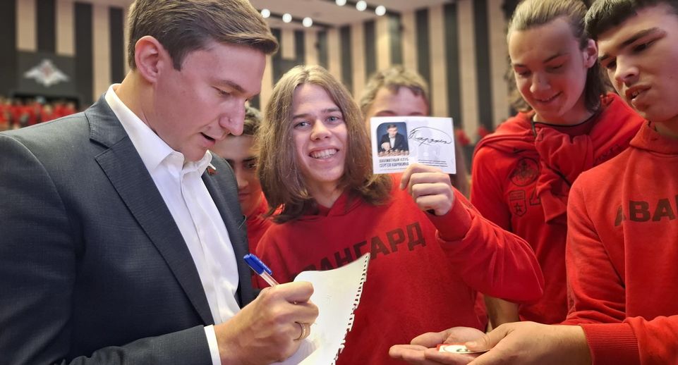 Сергей Карякин провел сеанс одновременной игры с курсантами центра «Авангард»