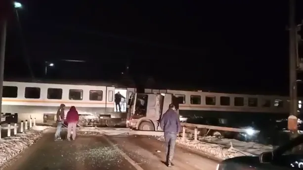 Опубликовано видео с места столкновения электрички и грузовика в Подмосковье