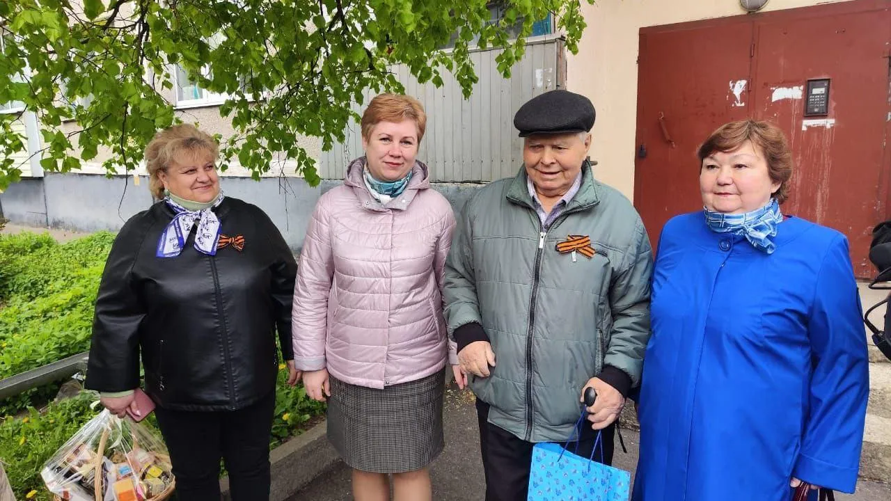 Медики Домодедовской больницы поздравили ветеранов с наступающим Днем Победы