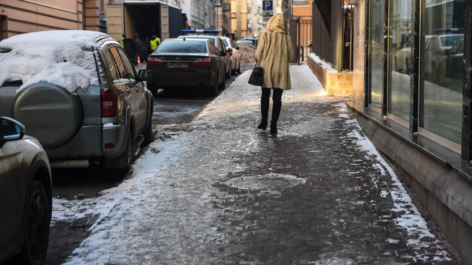 В Подмосковье от гололеда обработали почти 25 млн кв м территорий