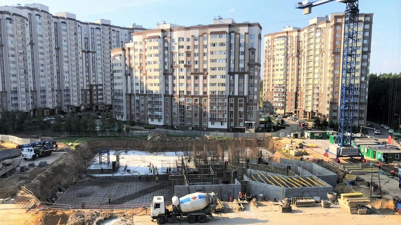 Более 80 рабочих возводят поликлинику в микрорайоне Южный Домодедова