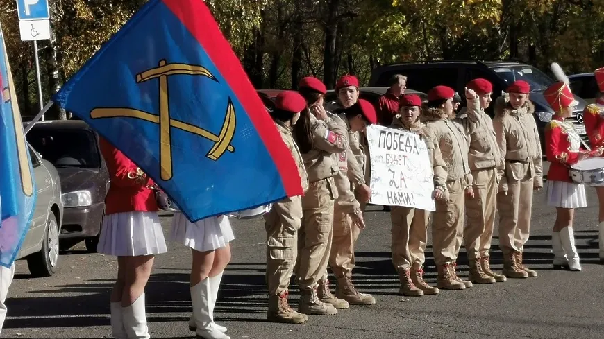 В Подольске волонтеры проводили мобилизованных флагами и под барабанную дробь