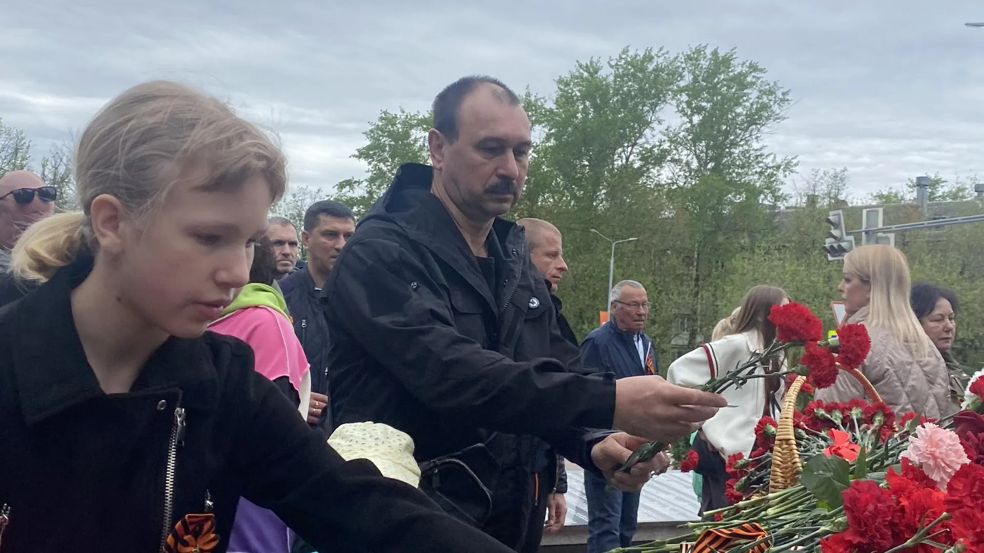 Жители Домодедова почтили подвиг героев Великой Отечественной войны на митинге у Обелиска Славы