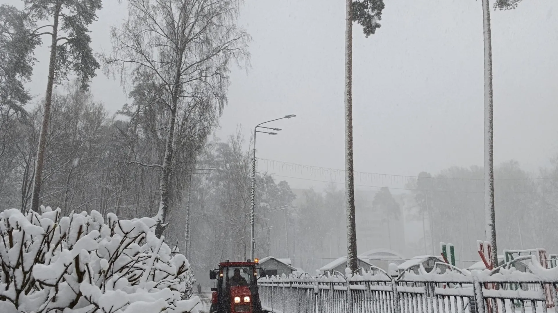 Коммунальные службы Богородского округа расчиcтили снег 27 апреля