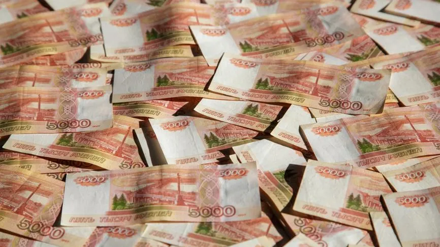 Блогер кинул 5 тыс руб в фонтан на Мамаевом Кургане и получил порцию осуждения
