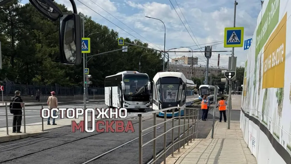 Автобус столкнулся с трамваем на Проспекте Мира в Москве