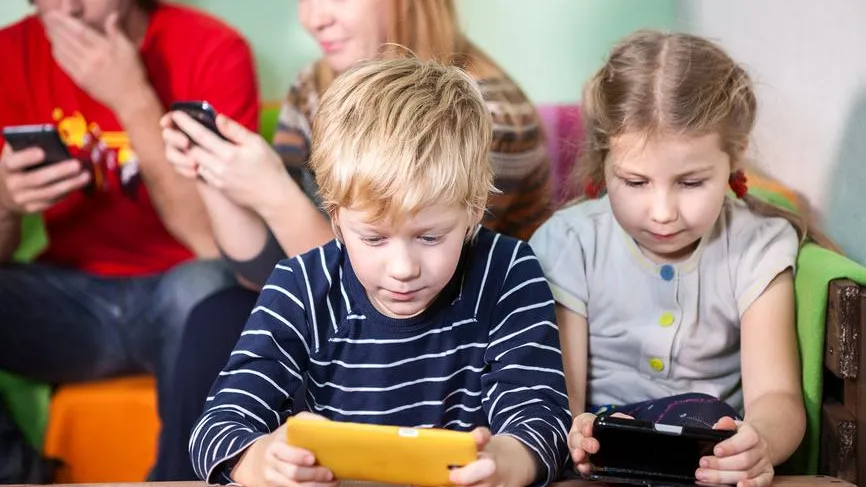 В России обсуждают вопрос запрета телефонов детям до определенного возраста