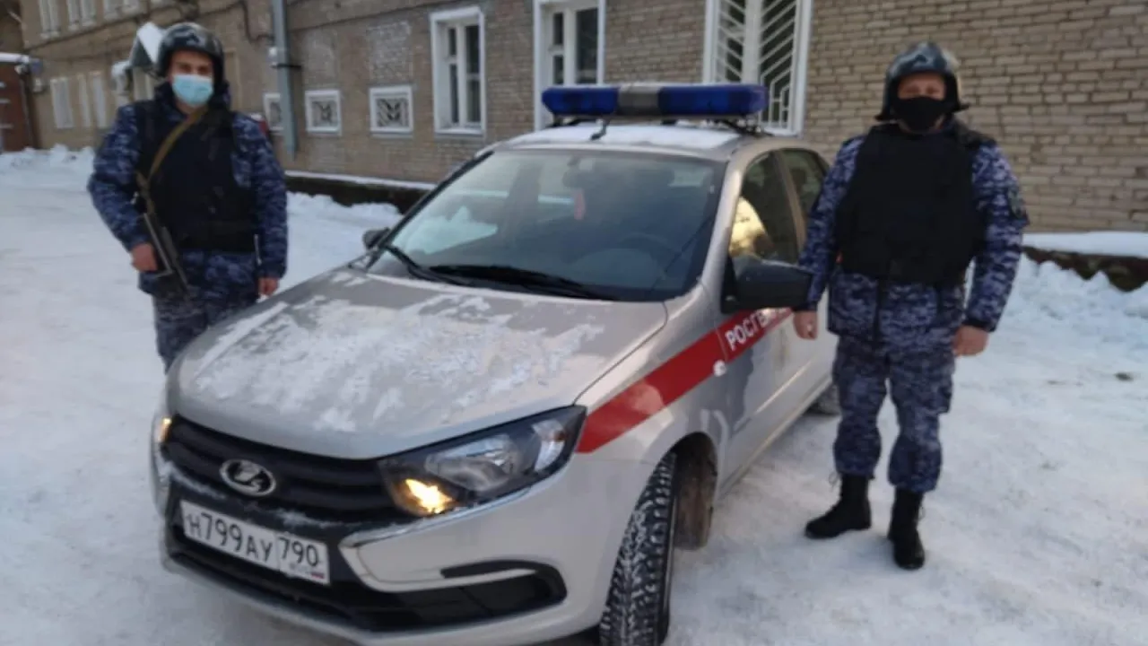 Подмосковные Росгвардейцы помогли жителям сгоревшего дома