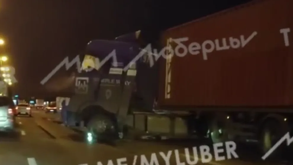 Кабина смята: большегруз развернуло на полосе Новорязанского шоссе после ДТП