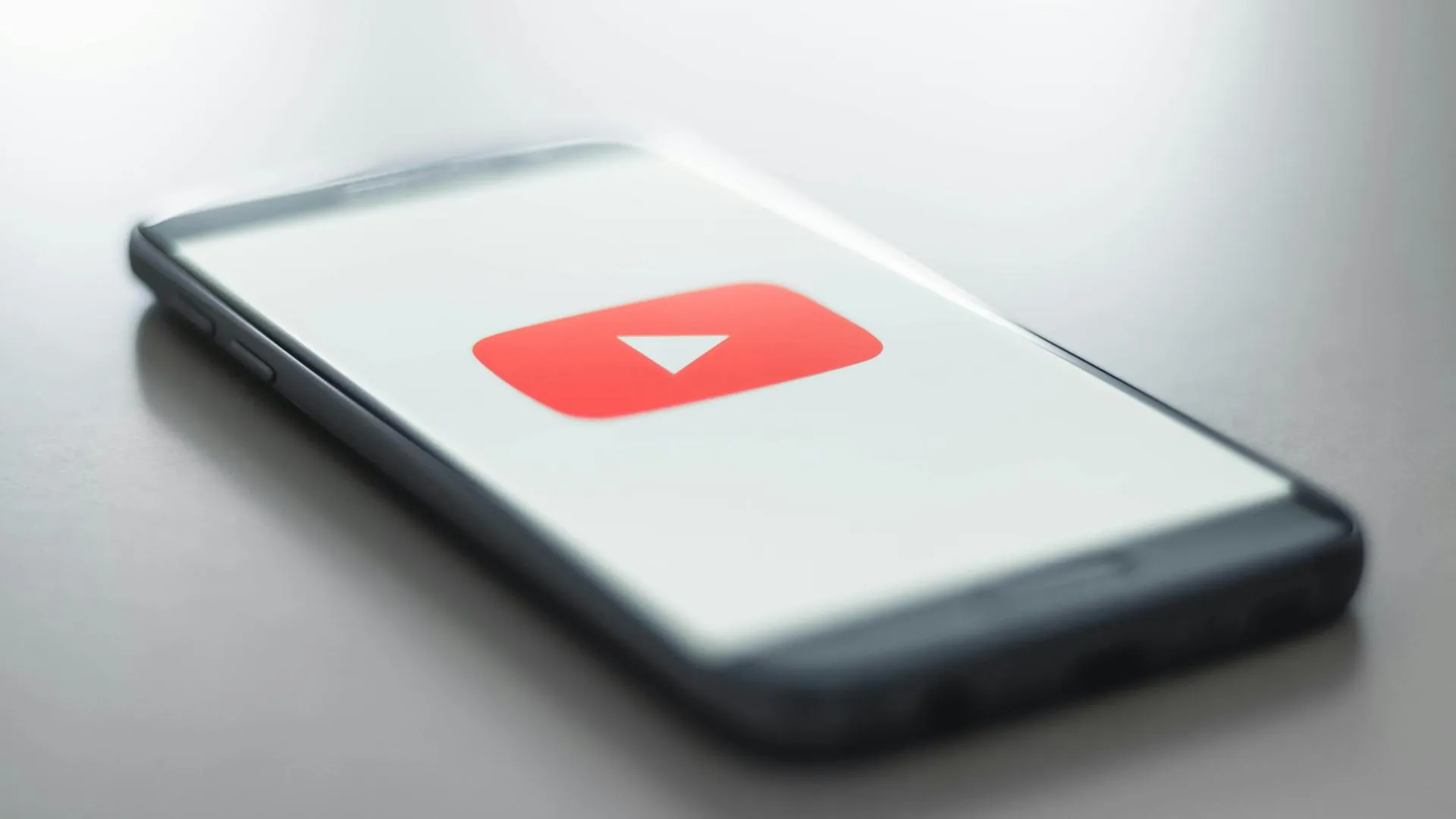Депутат Хинштейн назвал причины ограничения скорости загрузки YouTube в России