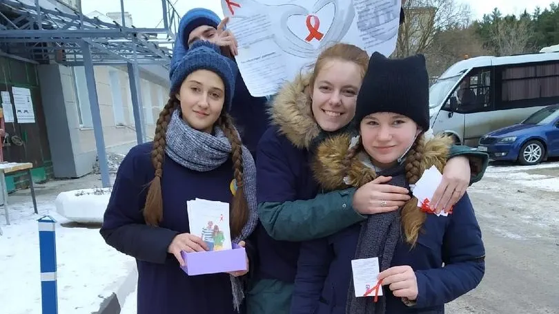 Волонтеры Подольска раздали прохожим ленточки и листовки с информацией о ВИЧ