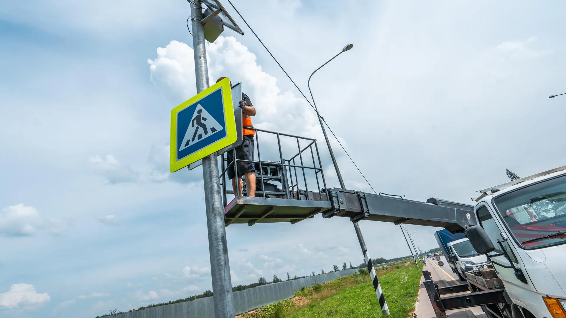 В девяти округах Подмосковья отремонтировали дорожные знаки