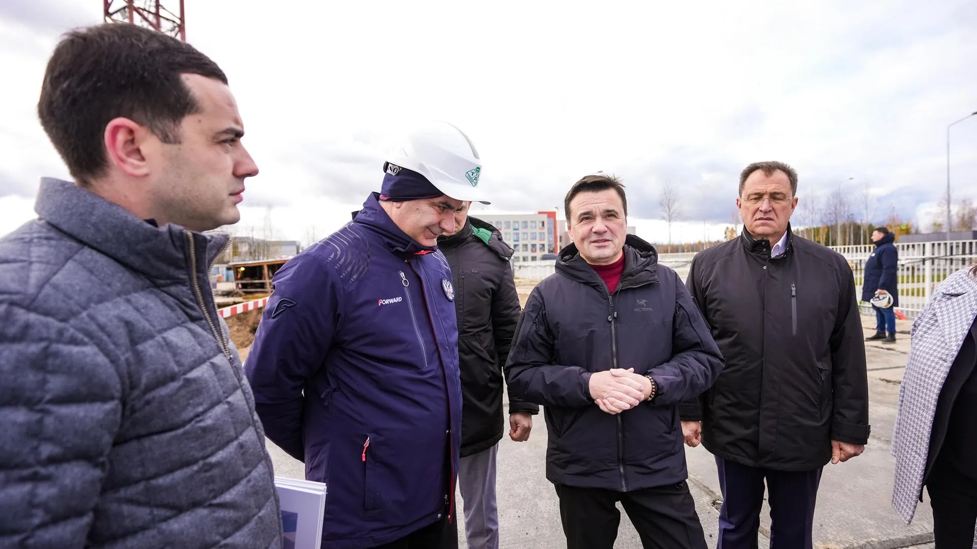 Воробьев посетил стройку поликлиники в футуристическом стиле в Ногинске
