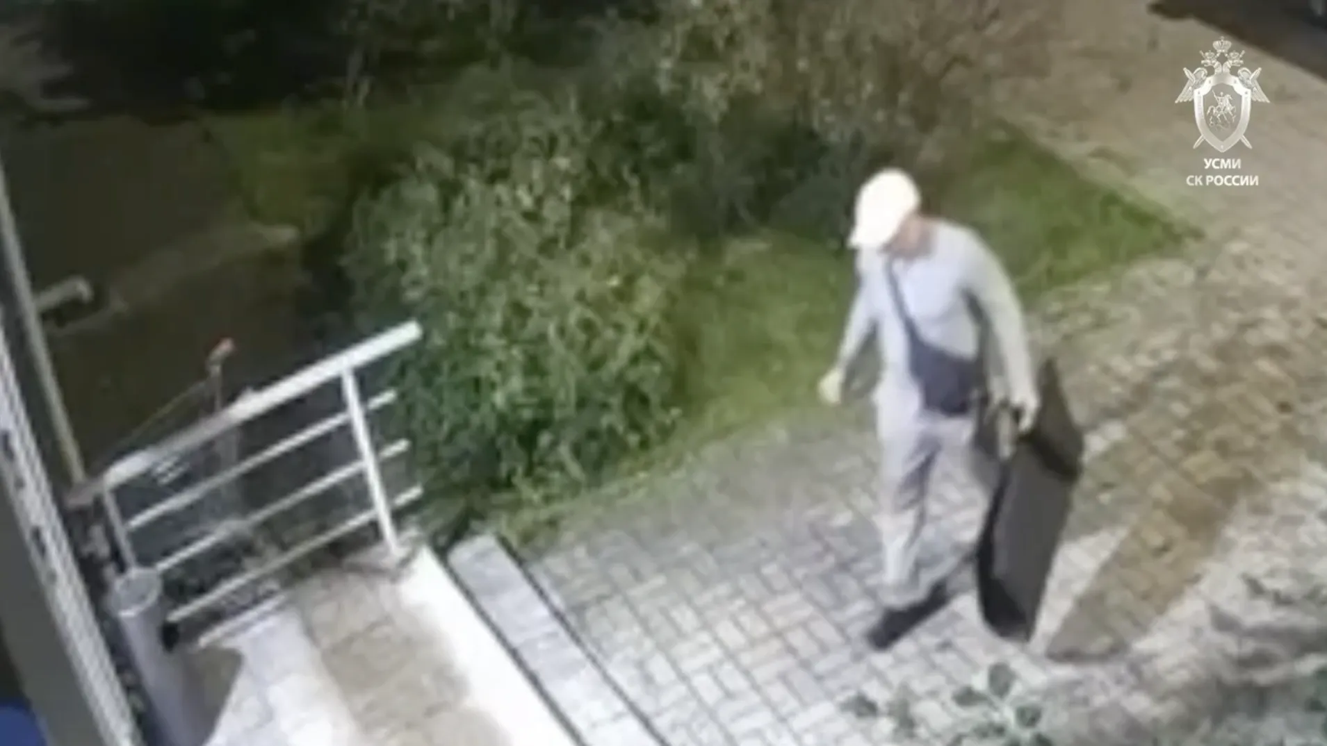СК опубликовал видео, как убийца выносил расчлененное тело в Одинцове
