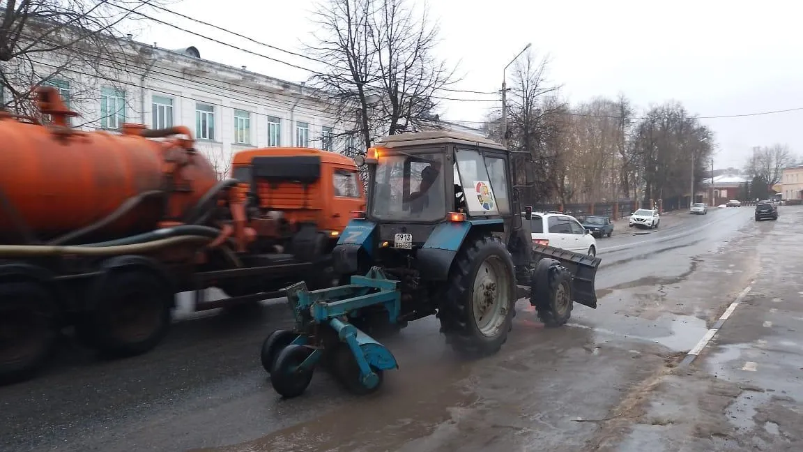Коммунальщики Серпухова активно чистят дороги от льда и снега