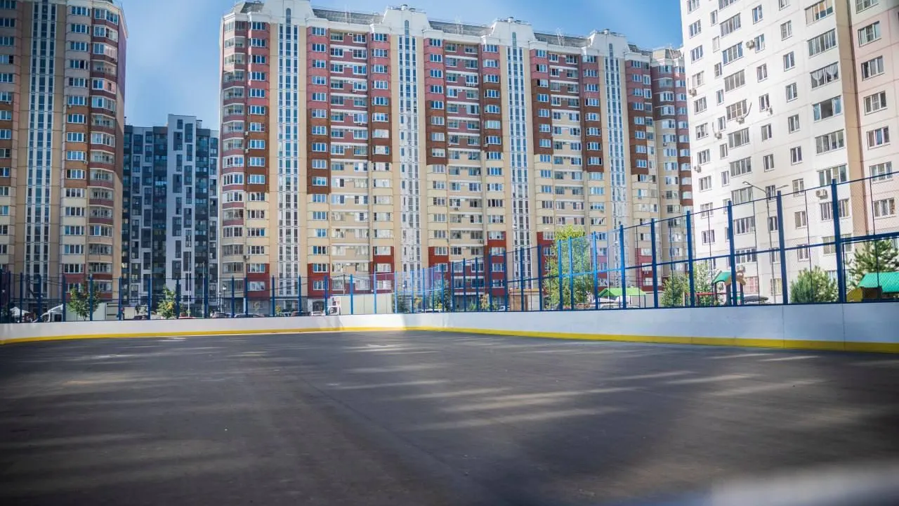 В Домодедово монтируют универсальную спортивную площадку