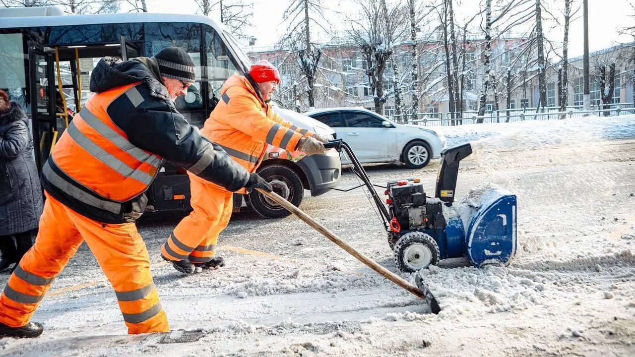 Более 500 человек убирают улицы и дворы Королева от снега