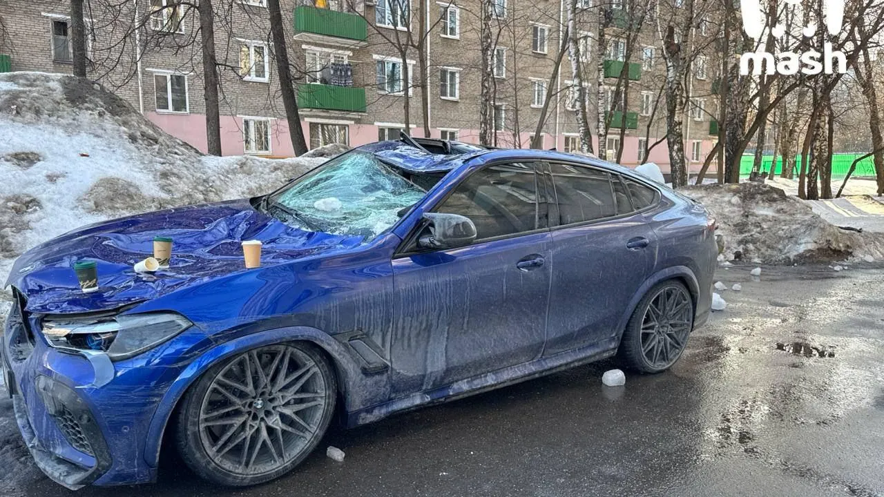 Глыба льда раздавила BMW X6 Competition на востоке Москвы