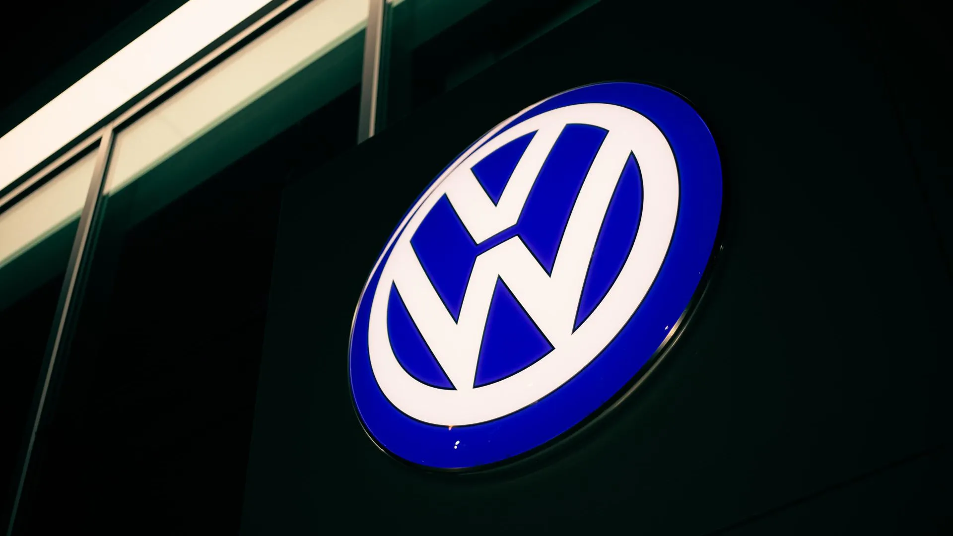 Тысячи машин скопились на бывшем заводе Volkswagen в Калуге