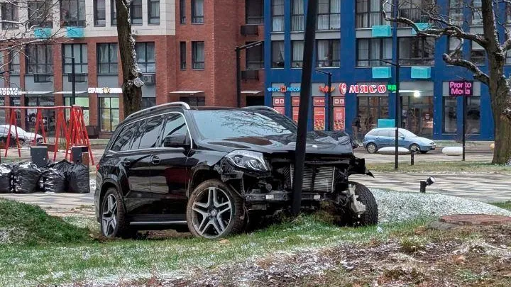 Mercedes с женщиной и младенцем «взбесился» в Новой Москве