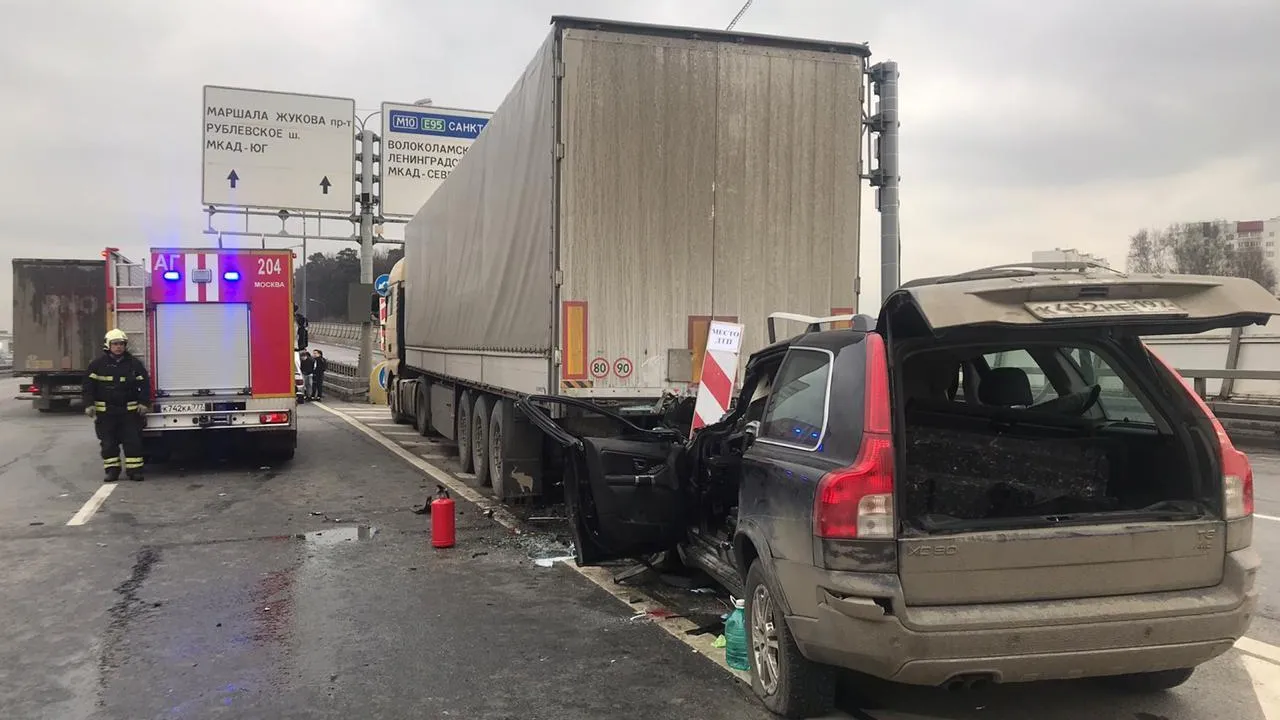 Человек пострадал в результате ДТП на Новорижском шоссе в Москве