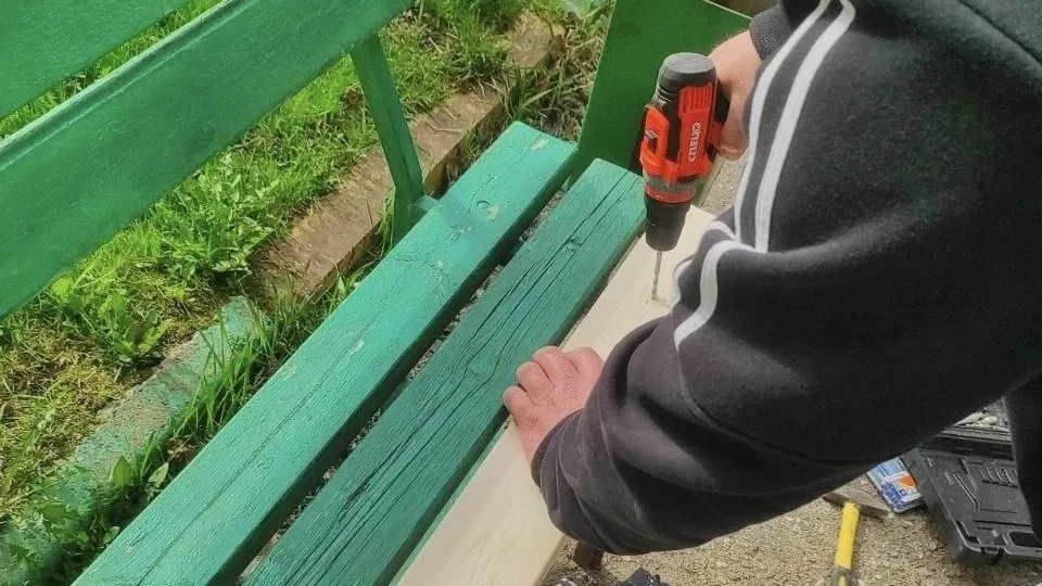Более 600 скамеек отремонтировали в Подмосковье с начала лета