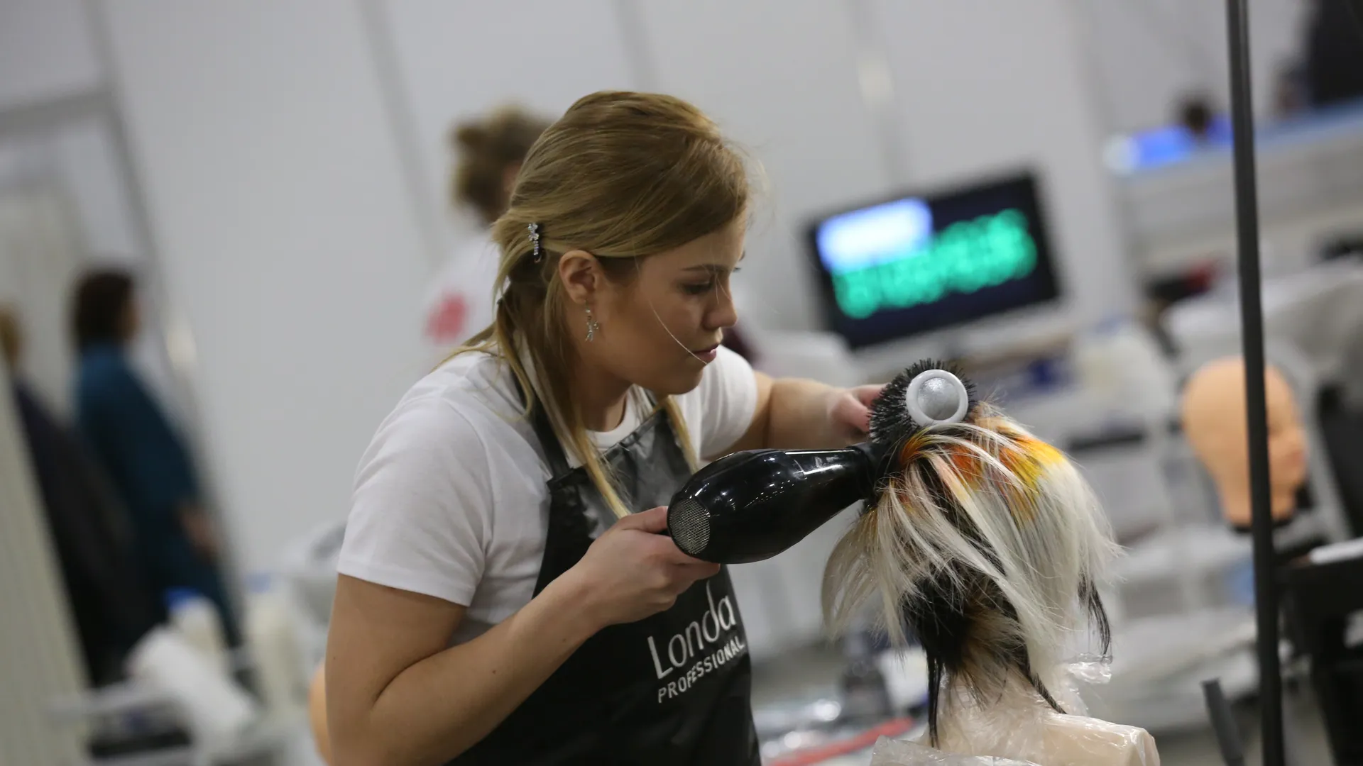Эксперт объяснили, для чего необходимо чередовать потоки воздуха во время укладки волос