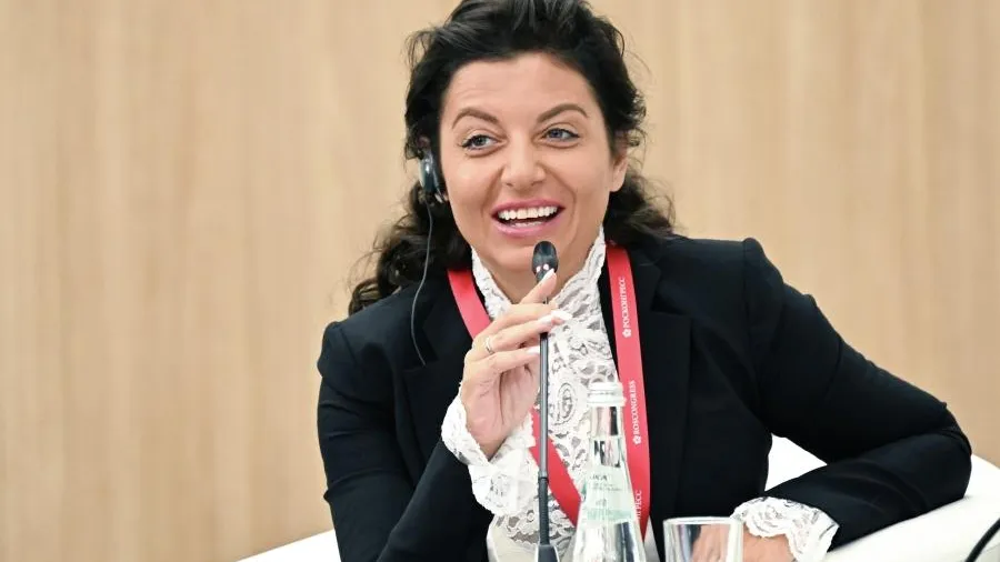 «Нытье на ночь глядя»: Симоньян прокомментировала жалобы Мерца на работу RT