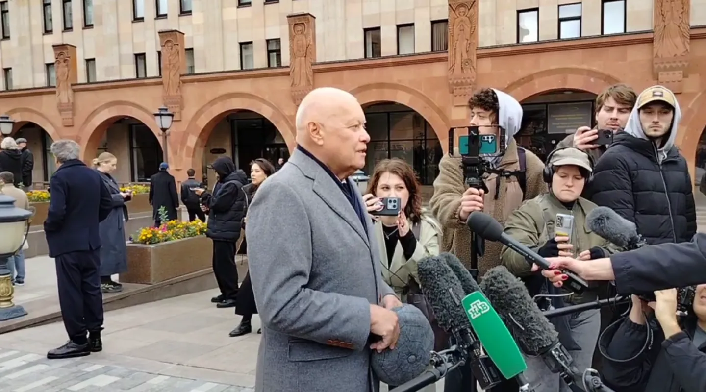 Дмитрий Киселёв на церемонии прощания с режиссером и телеведущим Тиграном Кеосаяном