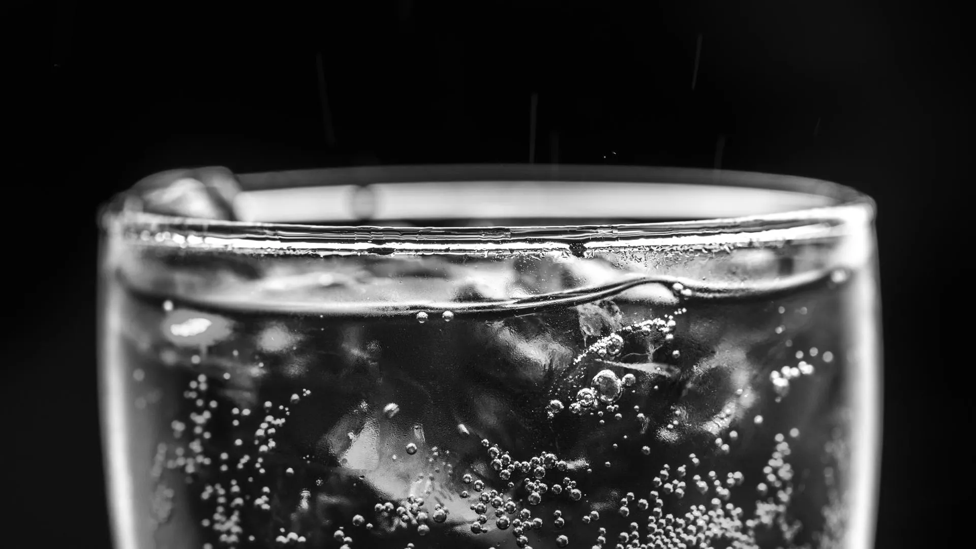 Эндокринолог Поляков назвал противопоказания к газированной воде