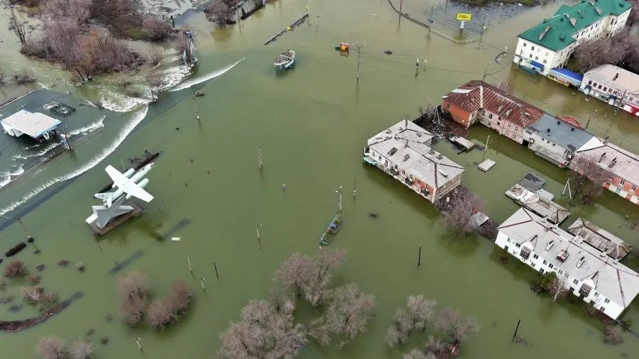 В Сети появились фото, подтверждающие снижение уровня воды в Орске