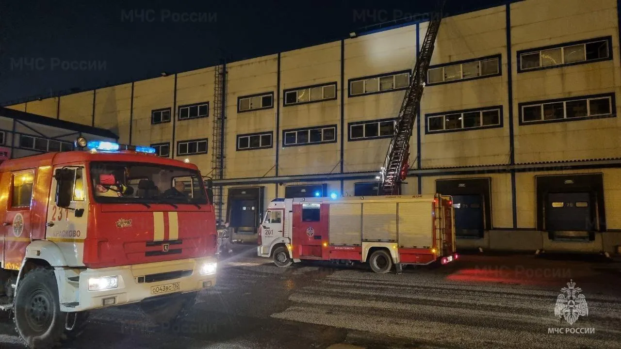 Возгорание площадью 50 кв м потушили на складе в Балашихе