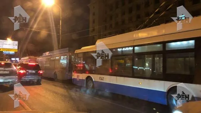 Движение затруднено у станции метро «Авиамоторная», где грузовик оборвал провода