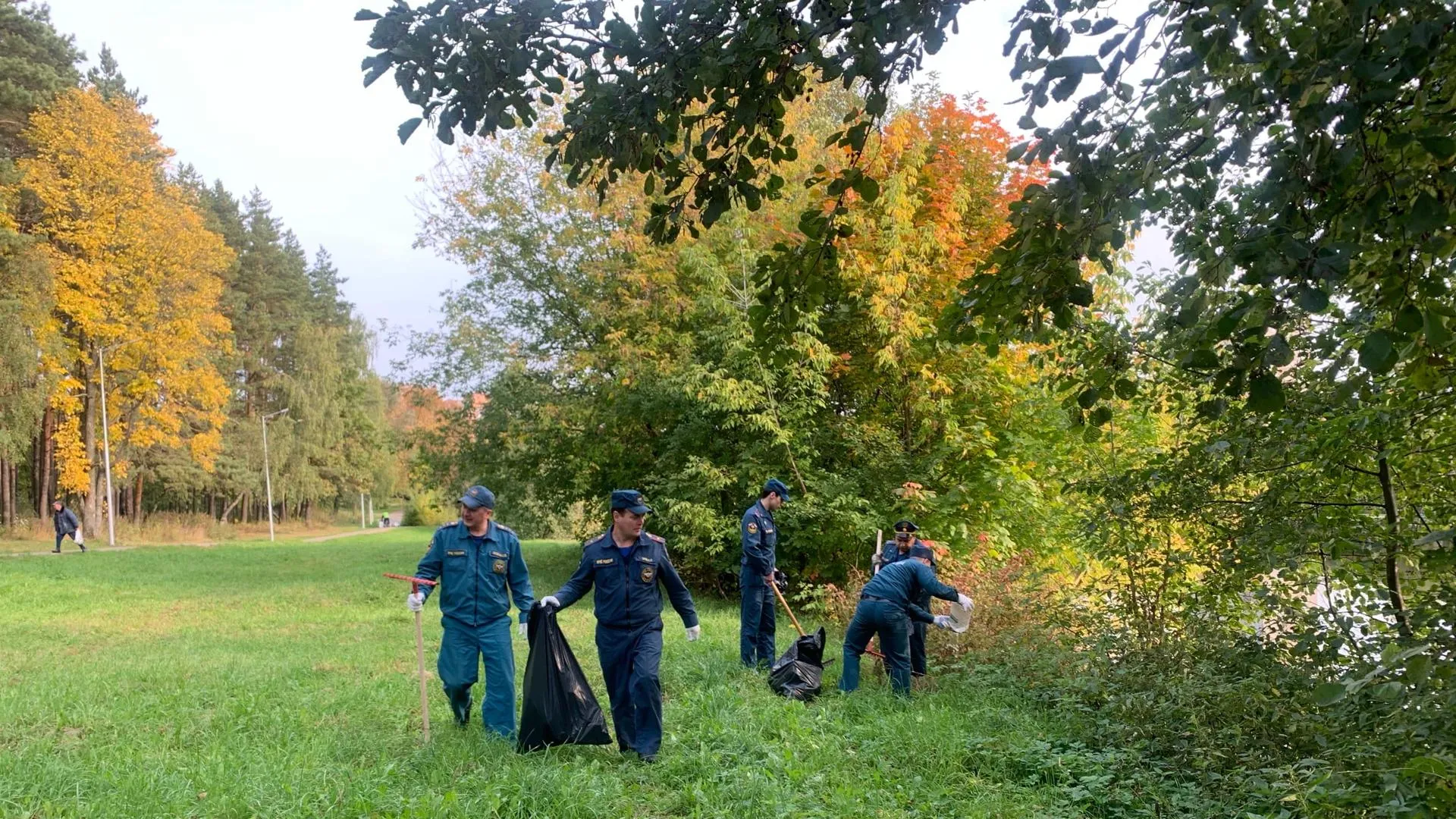 Пожарные Подольска собрали 3 кубометра мусора у реки Петрица