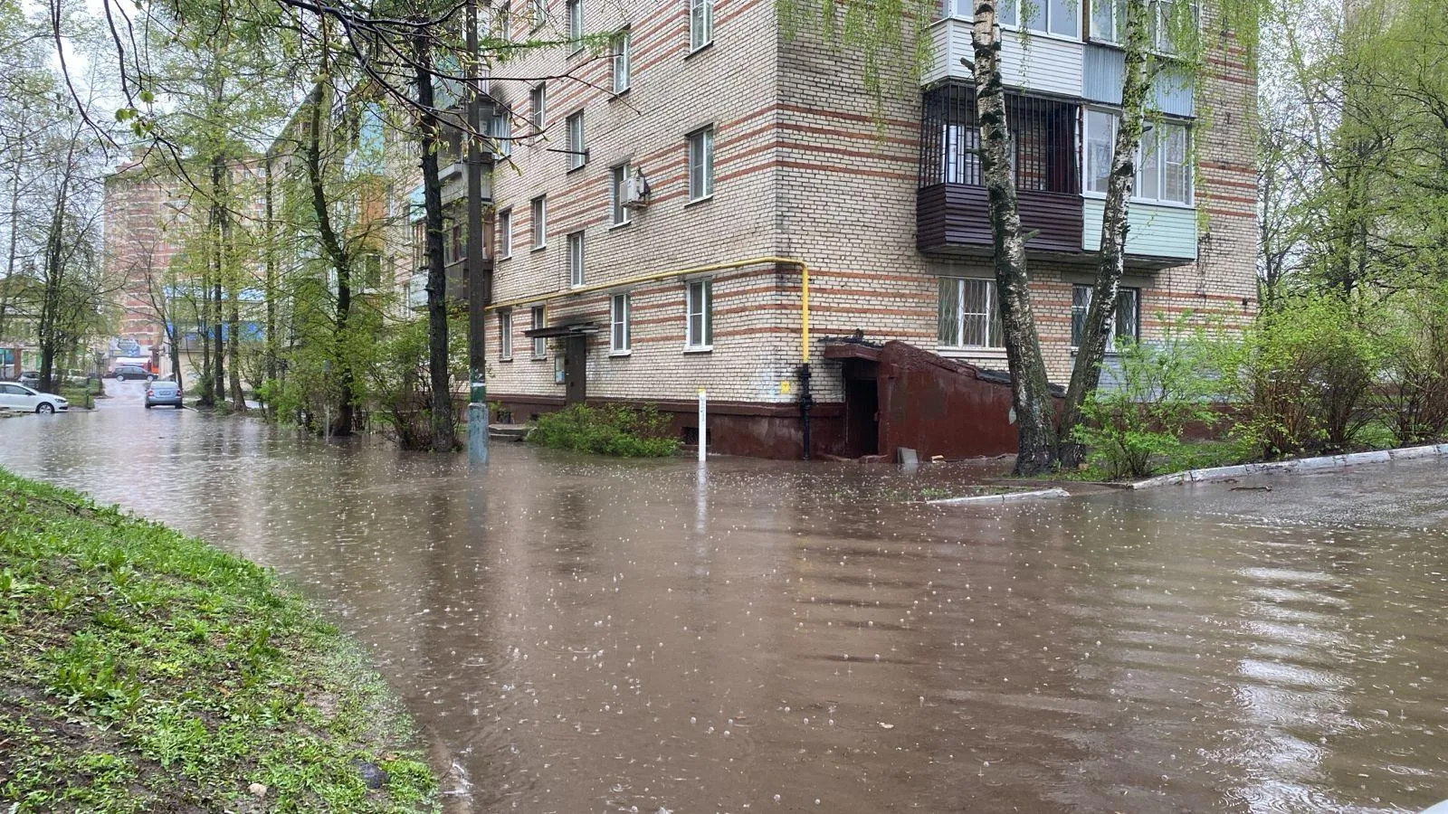 Сотрудники Щелковского Водоканала устраняют последствия ливня