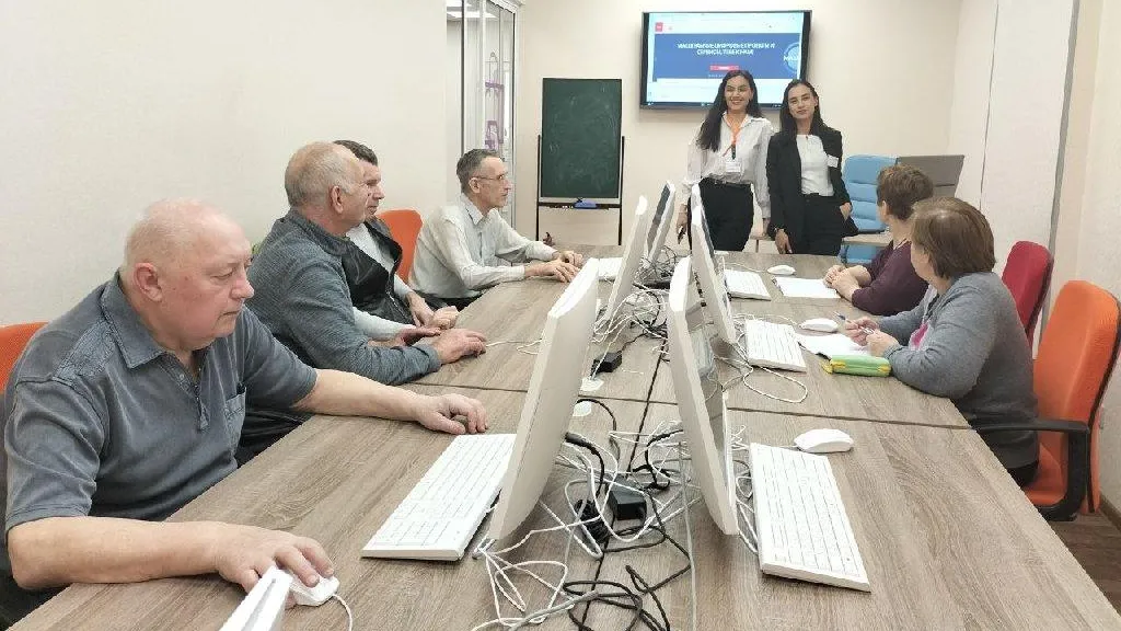 Сотрудники МФЦ провели встречу с долголетами из Королева