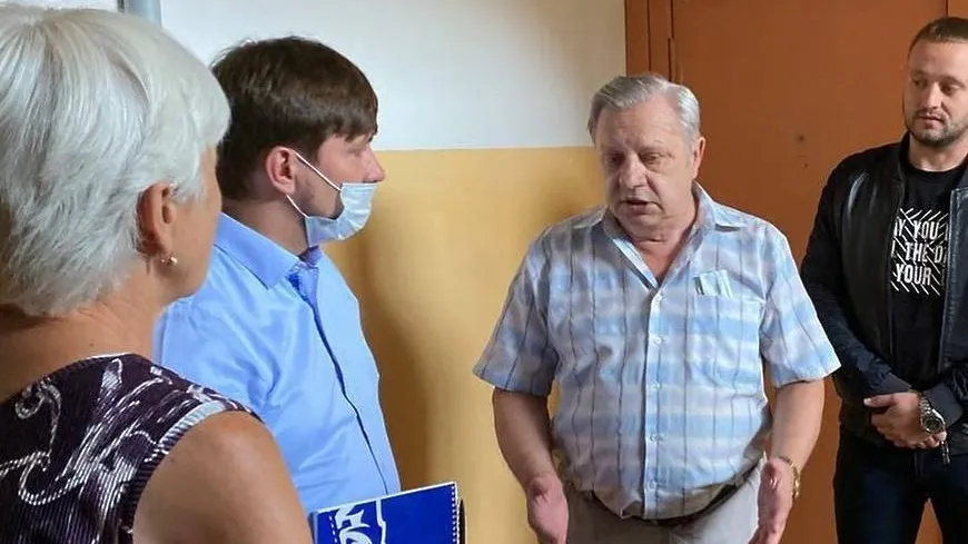 Жители Подольска просят найти управу на выбрасывающую из окна предметы женщину
