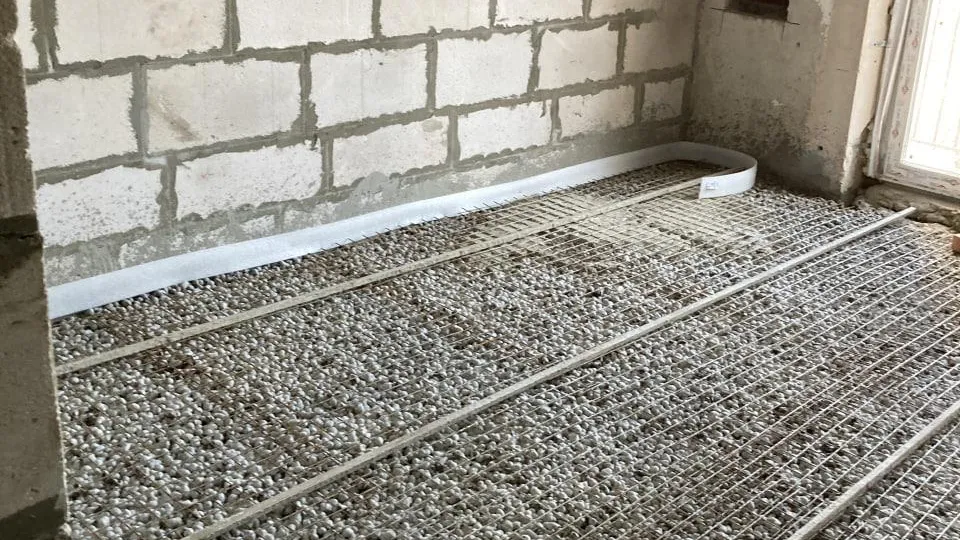 Строители Подмосковья завершают ремонт дома в Мариуполе