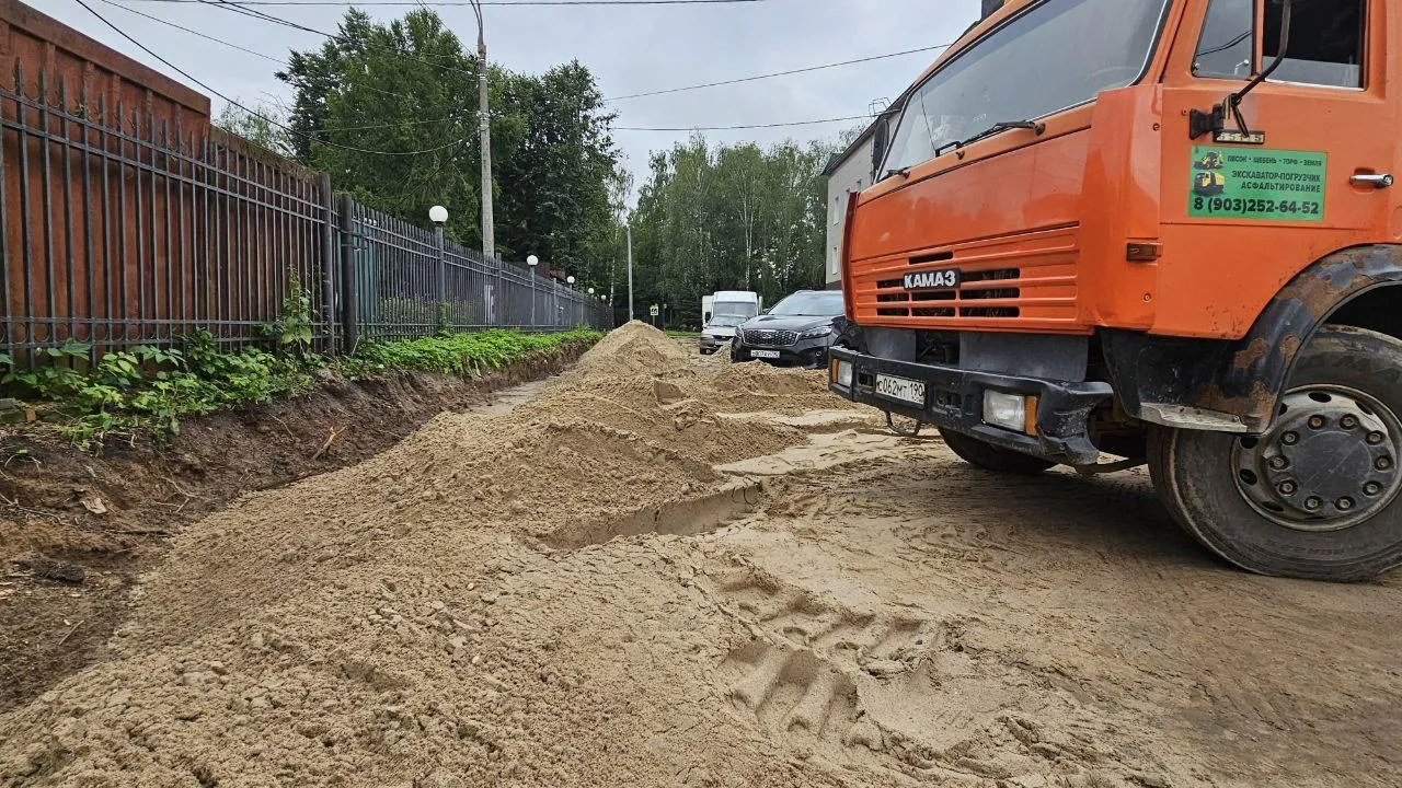 Парковку и тротуары делают у поликлиники в Клину