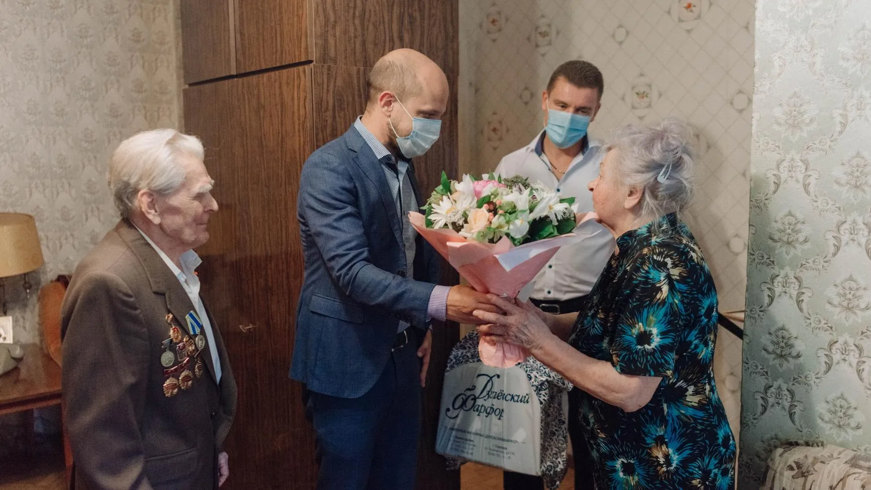 Глава Ленинского округа поздравил с Днем семьи пару с 70‑летним стажем семейной жизни