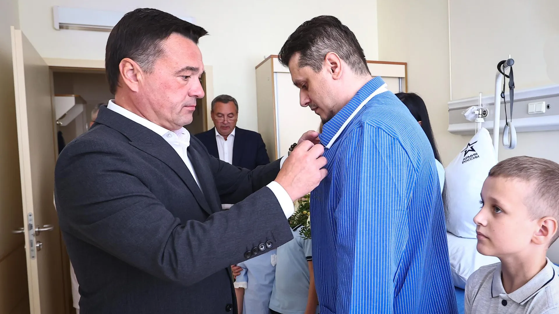 Андрей Воробьев вручил медаль «За отвагу» участнику спецоперации